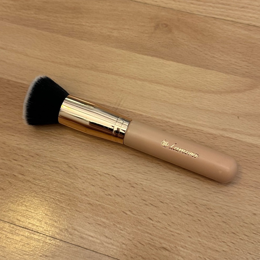 Lamora foundation brush in great condition